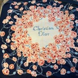 Dior
Silk handkerchief
New with tag
Multicolour, Silk